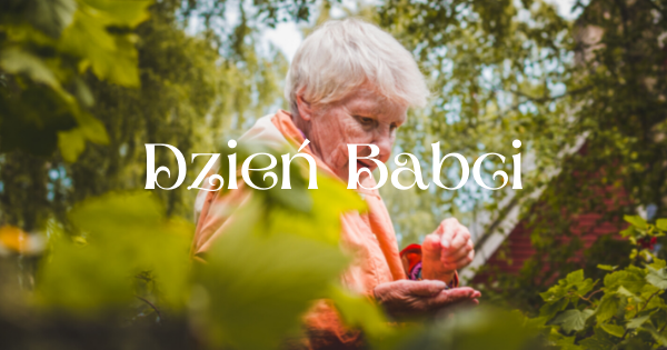 Starsza osoba w tętniącym życiem ogrodzie trzyma niewielki przedmiot otoczony bujnymi zielonymi liśćmi, a na scenie widnieje napis „Dzień Babci”.