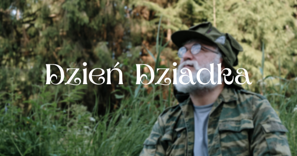 Osoba w wojskowym kamuflażu siedzi na tle bujnej zieleni, a na tle napisu „Dzień Dziadka”.