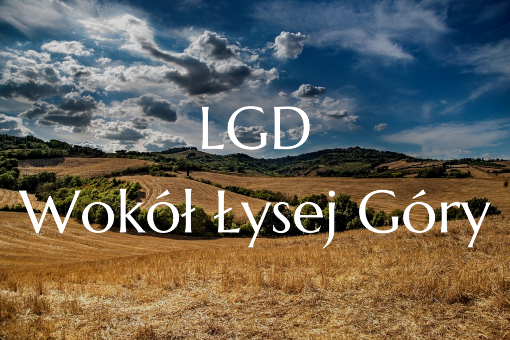Malowniczy krajobraz z łagodnymi wzgórzami i złotymi polami pod dramatycznym niebem, z nałożonym tekstem „LGD Wokół Łysej Góry”.
