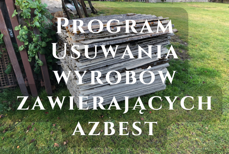 Na zewnątrz stos materiałów zawierających azbest z tabliczką „Program Usuwania wyrobów azbest”.