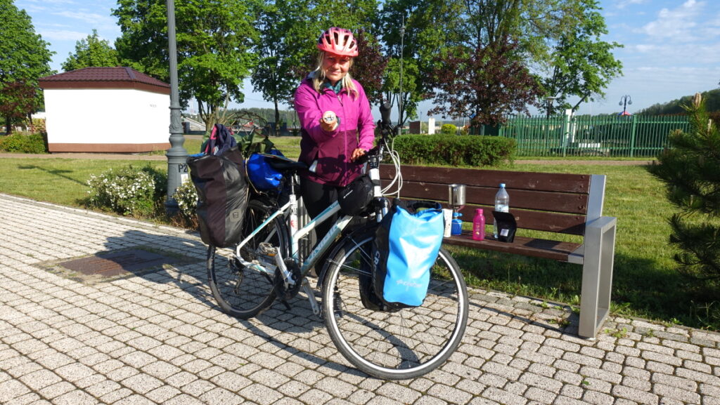 kobieta i rower na świeżym powietrzu - z wizytą w Wąchocku