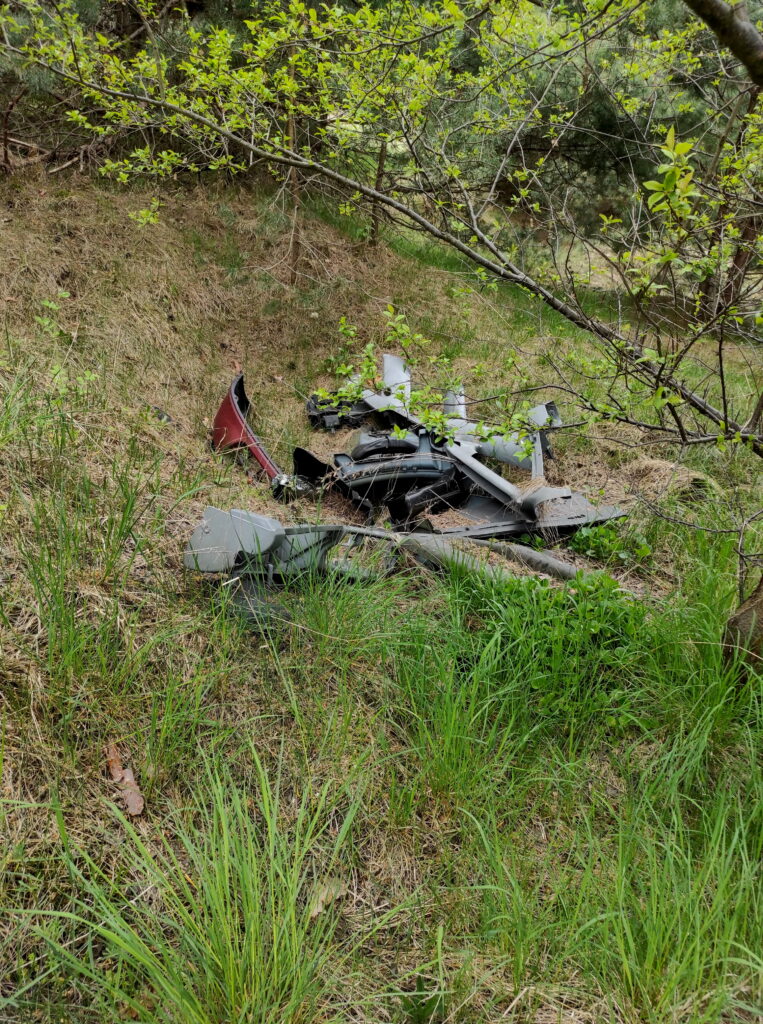 części samochodu wyrzucone w trawę - Operacja „Czysta Rzeka”