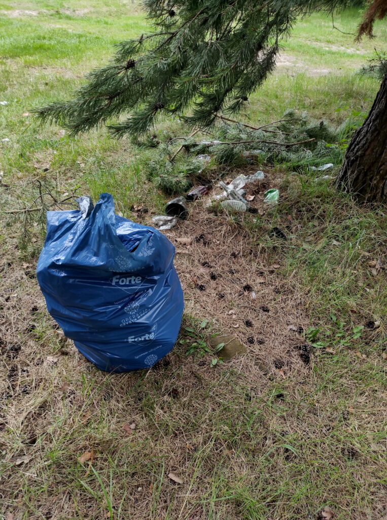 worek śmieci pod drzewem - Operacja „Czysta Rzeka”