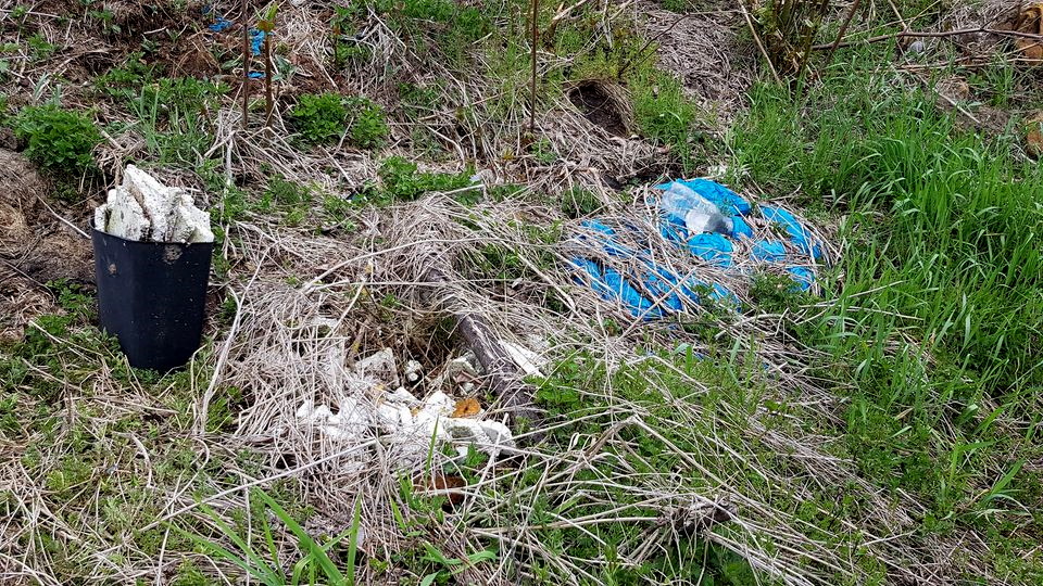 śmieci wyrzucone nad rzeką - Operacja „Czysta Rzeka”