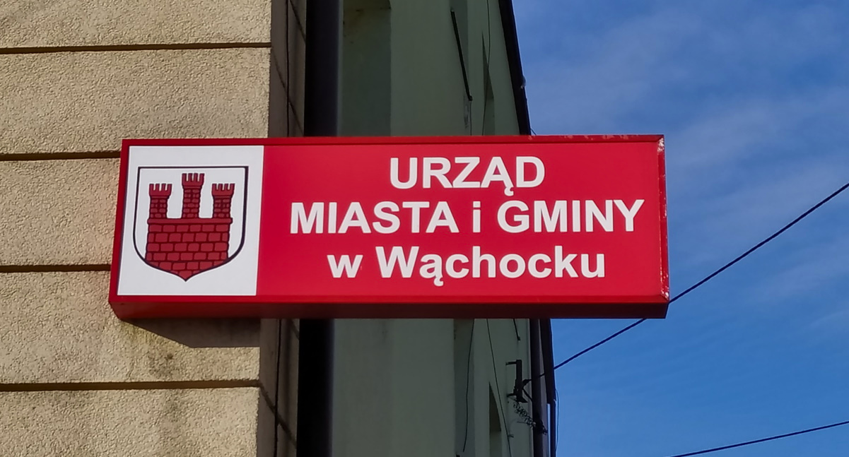 szyld Urzędu Miasta i Gminy w Wąchocku