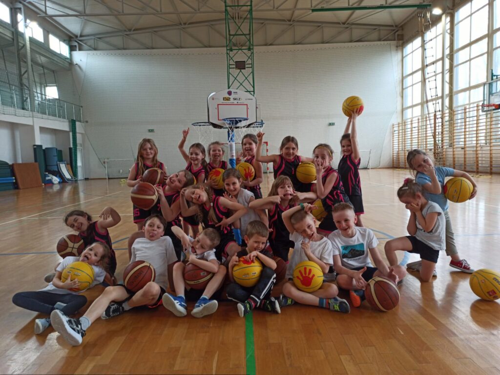 Młode koszykarki w sali gimnastycznej