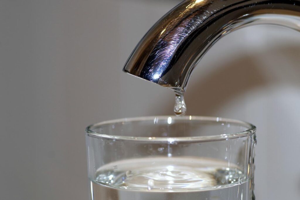 Karan i szklanka wody - Kominukat o przydatności wody