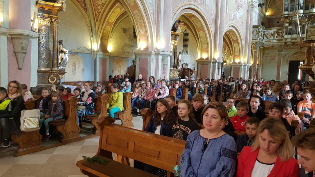 Dzieci we wnętrzu kościoła - Kolejny Festyn historyczny za nami