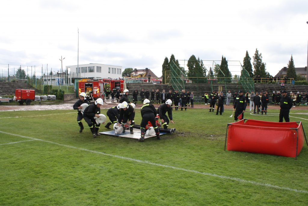 strażacy biorą udział w zawodach