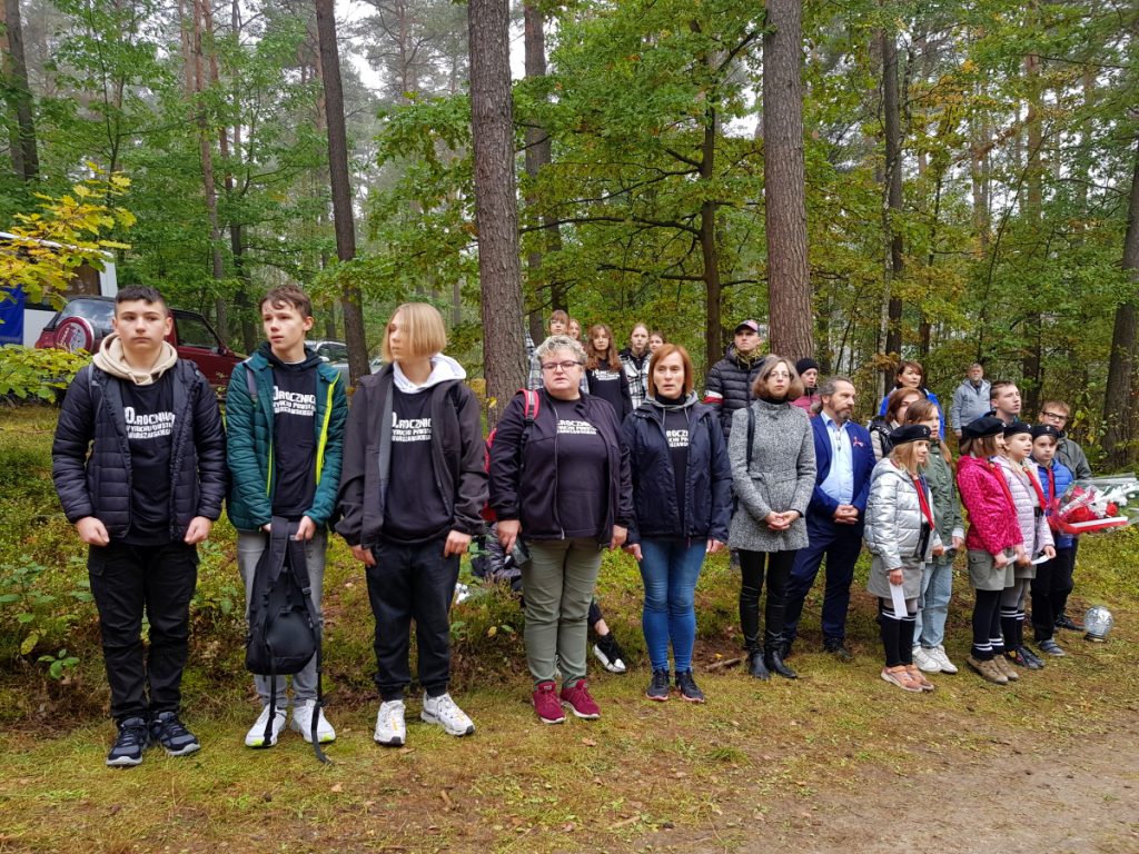 Młodzież szkolna w lesie