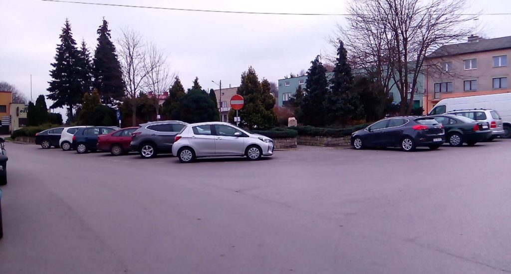 samochody na parkingu - Odnowienie oznakowania poziomego w Wąchocku