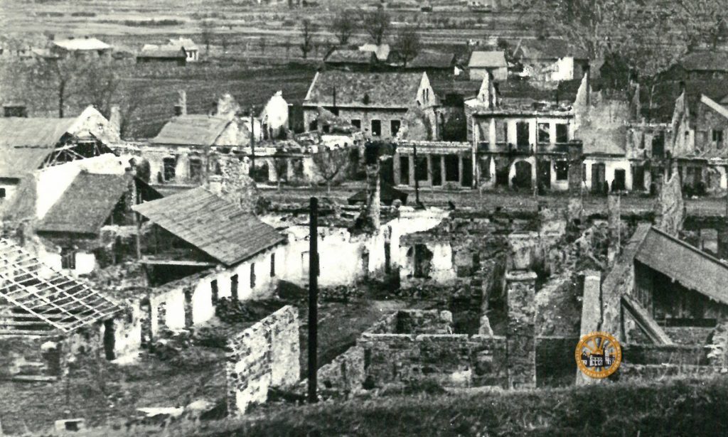 Czarno-biała fotografia przedstawiająca spalone podczas II wojny światowej domy w Wąchocku