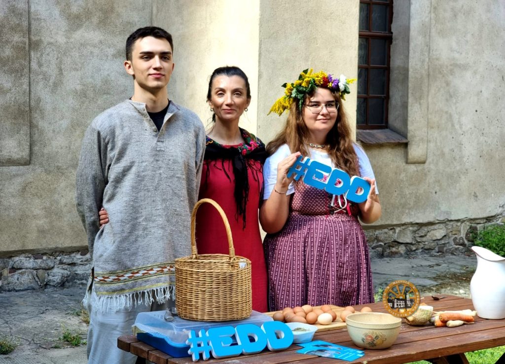 Uczestnicy X pikniku historycznego Mnisi i Hutnicy, dwie kobiety i mężczyzna ubrani w stroje z epoki - X Piknik Historyczny „Mnisi i hutnicy”