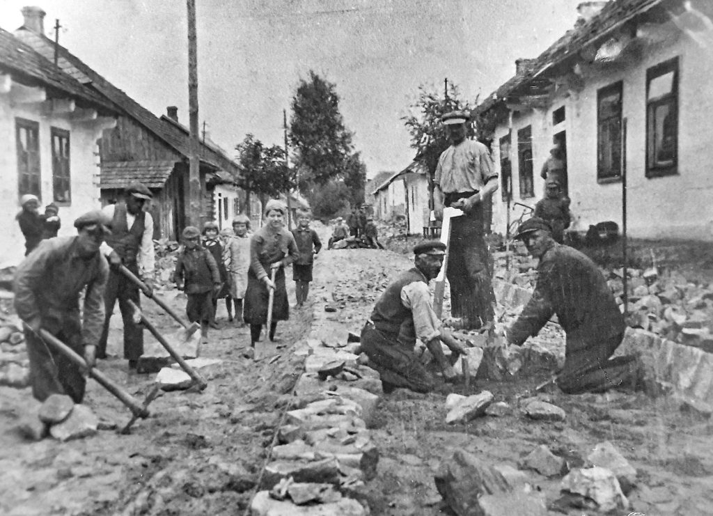 Brukowanie ul. Wielkowiejskiej  - 1935 r. - stoi z prawej strony późniejszy wójt Józef Danielski.
