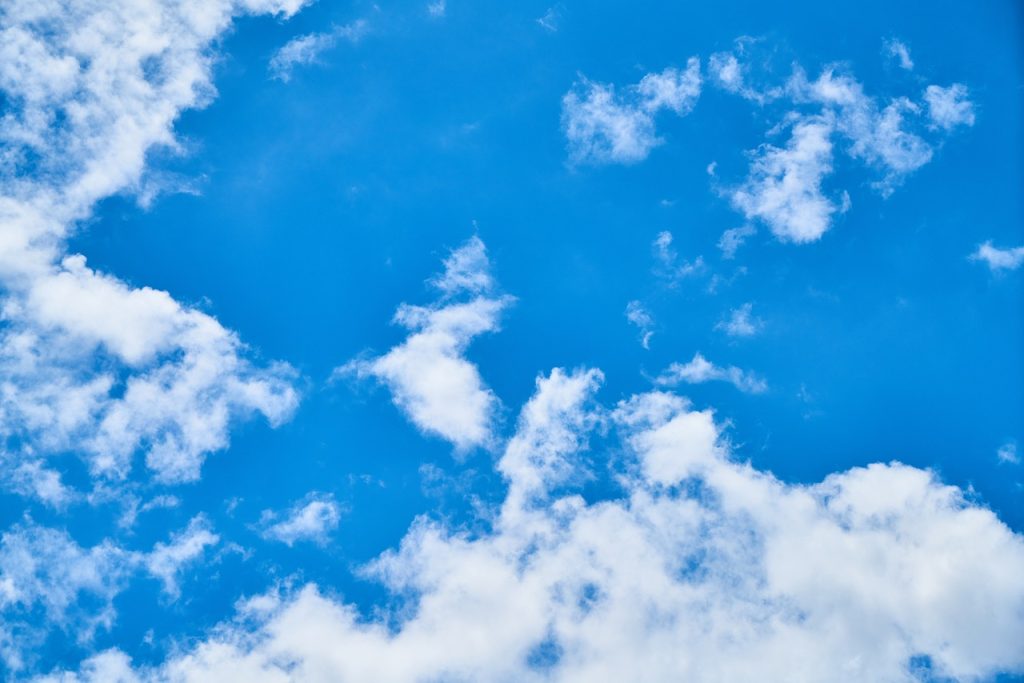 błękitne niebo i chmury - Centralna Ewidencja Emisyjności Budynków - złóż deklarację
