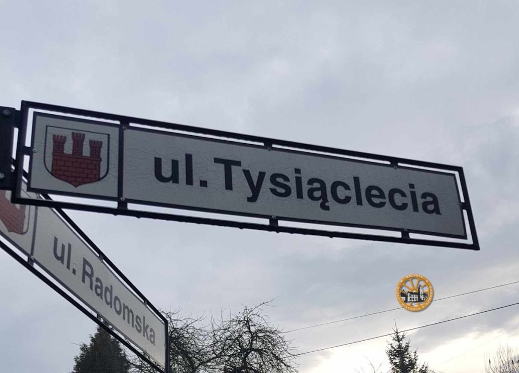 tablica z nazwą ulicy Tysiąclecia