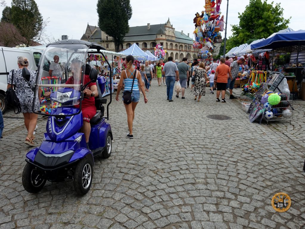 brukowana ulica wypełniona kolorowymi kramami