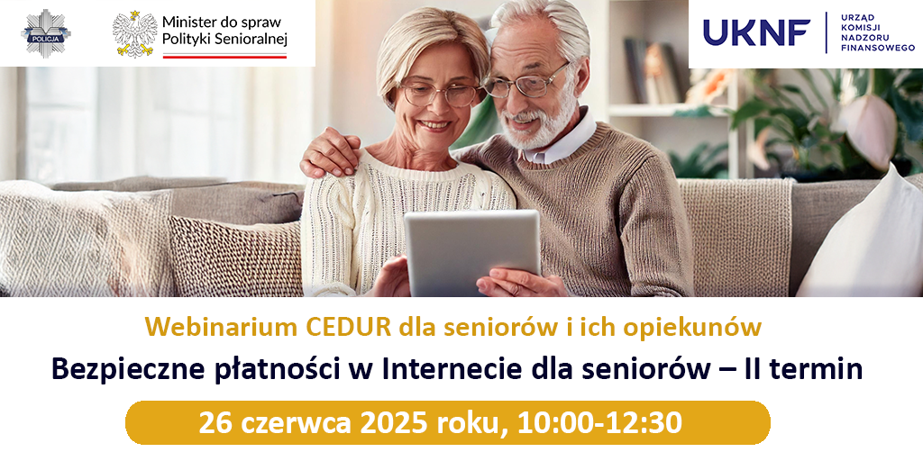Plakat przedstawia parę seniorów siedzącą na kanapie, oboje są uśmiechnięci, trzymają wspólnie tablet, on obejmują ją ramieniem, patrzą w ekran, w tle jasny pokój, z jasnymi meblami i roślinność