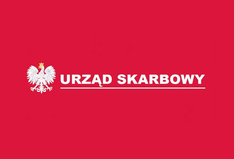 biały napis urząd skarbowy na czerwonym tle, po lewej stronie od napisu znajduje się polskie godło