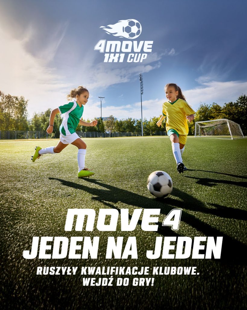 Dwie młode dziewczyny w strojach piłkarskich rywalizują o piłkę na słonecznym, zielonym boisku, promując turniej Move 4 1x1 Cup.