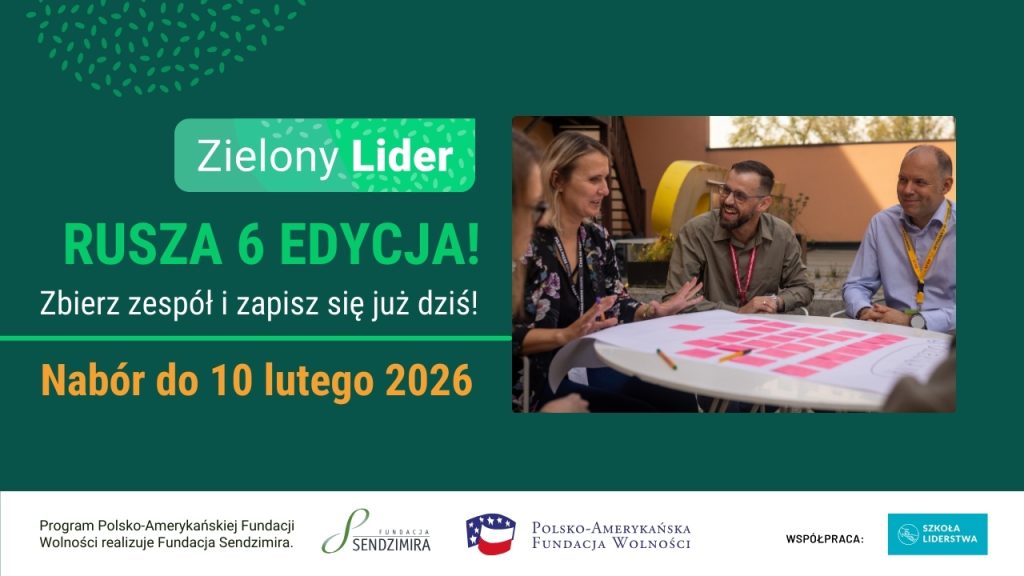 Grupa osób współpracuje przy stole, przyklejając karteczki, promując 6. edycję programu „Zielony Lider”.