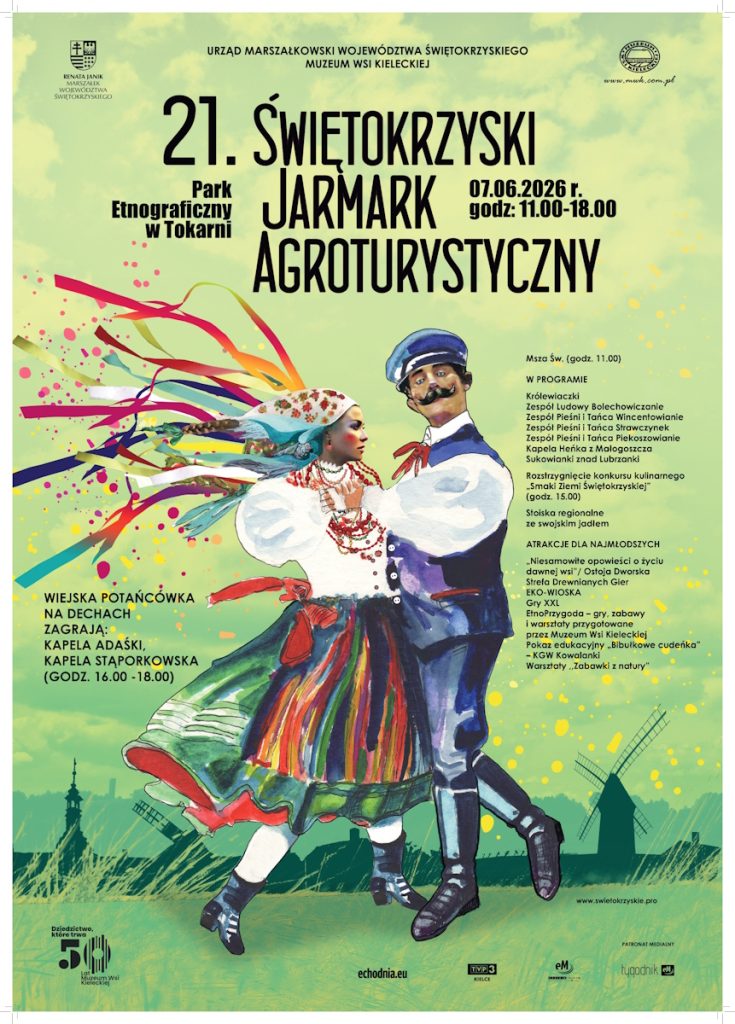 Pionowy plakat o jasnym, biało-zielonym tle z delikatnymi śladami pędzla, reklamujący 21. Świętokrzyski Jarmark Agroturystyczny. W centrum znajduje się ilustracja tańczącej pary w ludowych strojach: kobieta w pasiastym, barwnym (zielonym i czerwonym) gorsecie i spódnicy, z chustką na głowie i wstążkami we włosach, oraz mężczyzna w błękitnym ubraniu i kaszkiecie. Tło zdobią subtelne sylwetki wiatraków i wież kościelnych.
Plakat zawiera następujące informacje w języku polskim:
    W tytule: URZĄD MARSZAŁKOWSKI WOJEWÓDZTWA ŚWIĘTOKRZYSKIEGO, MUZEUM WSI KIELECKIEJ, 21. ŚWIĘTOKRZYSKI JARMARK AGROTURYSTYCZNY, 07.06.2026 r., godz. 11:00-18:00.
    Lokalizacja: Park Etnograficzny w Tokarni.
    W programie: Msza św. (godz. 11.00), występy zespołów ludowych (Królewiaczki, Zespół Ludowy Bolechowiczanie, Zespół Pieśni i Tańca Wincentowianie, Zespół Pieśni i Tańca Strawczynek, Zespół Pieśni i Tańca Piekoszowianie, Kapela Heńka z Małogoszcza, Sukowianki znad Lubrzanki), Rozstrzygnięcie konkursu kulinarnego „Smaki Ziemi Świętokrzyskiej” (godz. 15.00), Stoiska regionalne ze swojskim jadłem.
    Atrakcje dla najmłodszych: „Niesamowite opowieści o życiu dawnej wsi” / Ostoja Dworska, Strefa Drewnianych Gier, EKO-WIOSKA, Gry XXL, EtnoPrzygoda – gry, zabawy i warsztaty przygotowane przez Muzeum Wsi Kieleckiej, Pokaz edukacyjny „Bibułkowe cudeńka” – KGW Kowalanki, Warsztaty „Zabawki z natury”.
    Informacja dodatkowa: WIEJSKA POTAŃCÓWKA NA DECHACH. ZAGRAJĄ: KAPELA ADAŚKI, KAPELA STĄPORKOWSKA (GODZ. 16.00-18.00).
    Dolna część plakatu: Logotypy organizatorów i partnerów (Urząd Marszałkowski Województwa Świętokrzyskiego, Muzeum Wsi Kieleckiej, Dziedzictwo, które trwa, TVP3 Kielce, eM Kielce, echodnia.eu, www.swietokrzyskie.pro, www.mwk.com.pl, Patronat Medialny, Tygodnik Kielecki).
