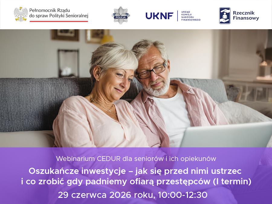 Grafika informacyjna zapraszająca na webinarium. Na białym pasku na samej górze umieszczono cztery logotypy instytucji: Pełnomocnika Rządu do spraw Polityki Senioralnej, Policji, Urzędu Komisji Nadzoru Finansowego (UKNF) oraz Rzecznika Finansowego.

Środkową część plakatu zajmuje zdjęcie uśmiechniętej pary seniorów – kobiety z krótkimi siwymi włosami oraz mężczyzny z siwą brodą i w okularach. Oboje siedzą blisko siebie na szarej kanapie w domowym salonie i z zainteresowaniem patrzą w ekran trzymanego laptopa.

W dolnej części, na fioletowym, półprzezroczystym tle, znajduje się wyraźny biały tekst:
„Webinarium CEDUR dla seniorów i ich opiekunów
Oszukańcze inwestycje – jak się przed nimi ustrzec i co zrobić gdy padniemy ofiarą przestępców (I termin)
29 czerwca 2026 roku, 10:00-12:30”