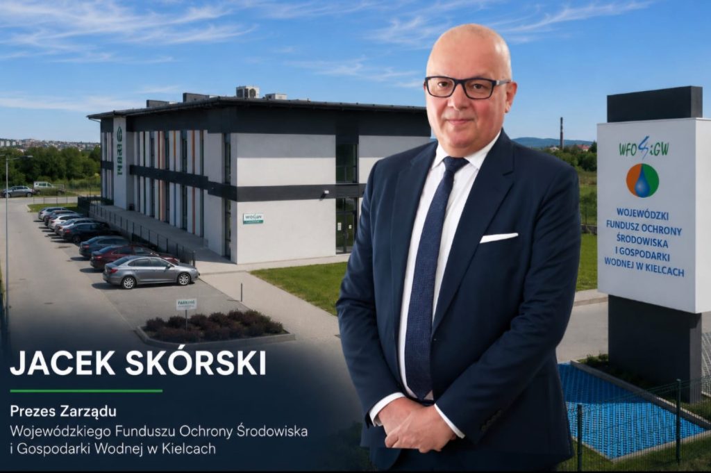 Jacek Skórski, Prezes Zarządu Wojewódzkiego Funduszu Ochrony Środowiska i Gospodarki Wodnej w Kielcach. Mężczyzna w okularach, granatowym garniturze i krawacie stoi na tle nowoczesnego, szaro-białego budynku z parkingiem oraz wysokiego pylonu z logotypem i pełną nazwą kieleckiego WFOŚiGW. W lewym dolnym rogu widnieje duży napis z jego imieniem, nazwiskiem oraz pełnioną funkcją.