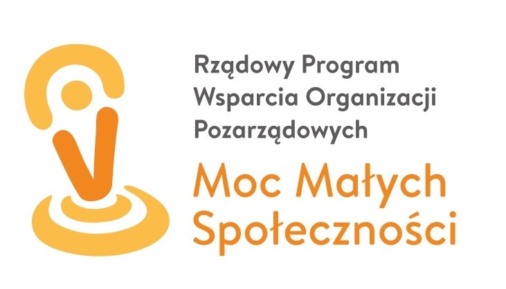 Grafika przedstawia logo składające się z żółto-pomarańczowego, abstrakcyjnego symbolu po lewej stronie, przypominającego uproszczoną sylwetkę człowieka nad rozchodzącymi się kręgami. Po prawej stronie znajduje się szary napis "Rządowy Program Wsparcia Organizacji Pozarządowych" oraz poniżej, zapisany większą, pomarańczową czcionką tekst "Moc Małych Społeczności".