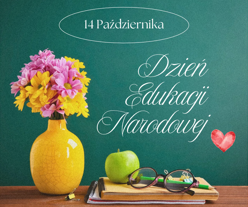 Grafika przedstawiająca życzenia z okazji Dnia Edukacji Narodowej, utrzymana w ciepłym, szkolnym klimacie.

W tle znajduje się zielona tablica szkolna o lekko chropowatej strukturze, a na pierwszym planie widać fragment drewnianego blatu (np. biurka).

Po lewej stronie stoi pękaty, żółty, ceramiczny wazon z bukietem kolorowych kwiatów (różowych i żółtych margerytek). Obok wazonu, po prawej stronie, leży stos zeszytów i notesów (m.in. kołonotatnik), na których leżą okulary w ciemnej, okrągłej oprawie, zielony ołówek, małe kolorowe spinacze biurowe oraz zielone jabłko. Drugi, mały, złoty klips biurowy leży luźno na blacie obok wazonu.