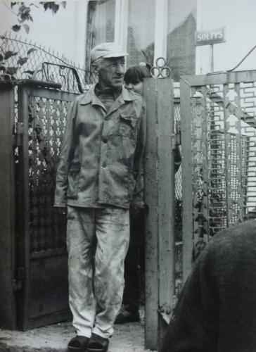 Sołtys Jan Danielski przed swoim domem 1988 r.